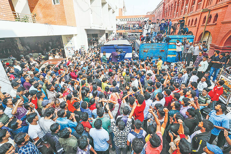 সম্মিলিত সনাতনী জাগরণ জোটের মুখপাত্র চিন্ময় কৃষ্ণ দাস ব্রহ্মচারীর জামিন নামঞ্জুর করে কারাগারে পাঠানোর আদেশ দেন আদালত। তাঁকে কারাগারে নেওয়ার সময় তাঁর অনুসারীরা প্রিজন ভ্যান আটকে দেন। গতকাল বেলা দেড়টায় চট্টগ্রাম আদালত প্রাঙ্গণে