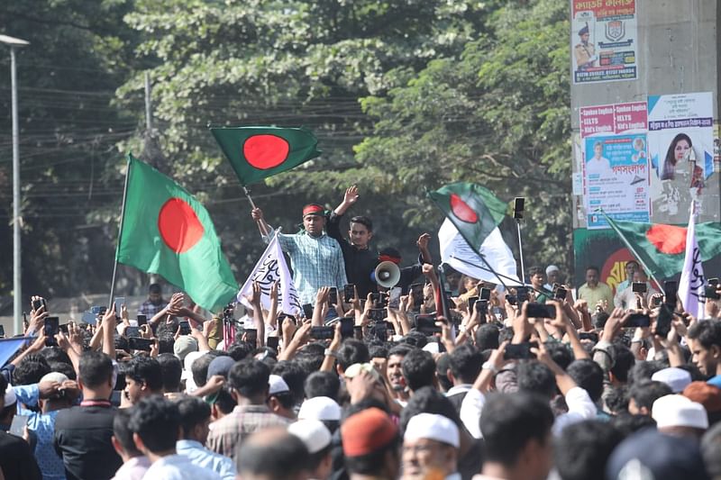 চট্টগ্রামের টাইগারপাস মোড়ে সমাবেশে হাসনাত আবদুল্লাহ ও সারজিস আলম। আজ দুপুরে