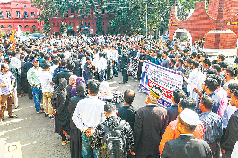 চট্টগ্রামে সহকারী সরকারি কৌঁসুলি সাইফুল ইসলাম হত্যার প্রতিবাদে গতকালও কর্মবিরতি পালন করেন আইনজীবীরা। এ সময় তাঁদের সঙ্গে বিভিন্ন বিশ্ববিদ্যালয়ের শিক্ষার্থীরা অংশ নিয়ে মানববন্ধন করেন। গতকাল বেলা ১১টায় চট্টগ্রাম আদালত প্রাঙ্গণে