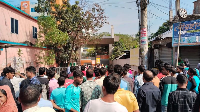 গাজীপুরের কালিয়াকৈর উপজেলার চন্দ্রা এলাকায় মাহমুদ জিনস কারখানার সামনে শ্রমিকদের বিক্ষোভ। আজ শুক্রবার সকালে