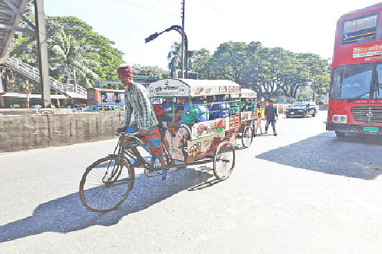 সরু তিনটি চাকা। তার ওপর খাঁচার মতো একটি কাঠামো। নাম দেওয়া হয়েছে স্কুলভ্যান। একেকটি ভ্যানে চড়ে স্কুলে যায় ছয় থেকে আটটি শিশু। ভ্যানগুলোর নিবন্ধন নেই, চালকের প্রশিক্ষণ নেই। গতকাল রাজধানীর মিরপুর রোডে