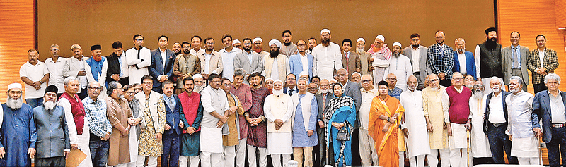 প্রধান উপদেষ্টা ড. মুহাম্মদ ইউনূস বিভিন্ন রাজনৈতিক দলের নেতাদের সঙ্গে মতবিনিময় শেষে ফটোসেশনে অংশ নেন। গতকাল ঢাকায় ফরেন সার্ভিস একাডেমিতে