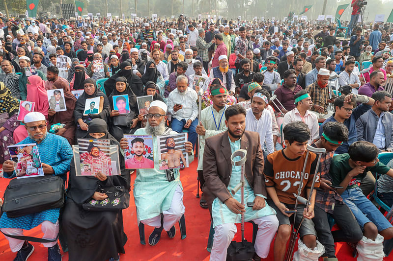 আওয়ামী লীগের আমলে হত্যা-নির্যাতন-নিপীড়নের শিকার বহু পরিবারের অসংখ্য মানুষ প্রিয়জনদের ছবি হাতে নিয়ে গণজমায়েতে যোগ দেন। সোহরাওয়ার্দী উদ্যান, ঢাকা, ১০ ডিসেম্বর