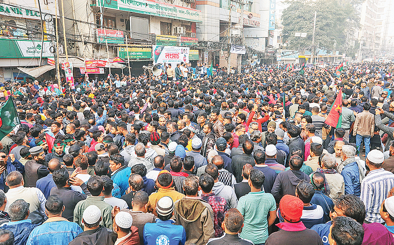 ঢাকা থেকে আখাউড়ায় ভারত সীমান্ত অভিমুখে যুবদল, স্বেচ্ছাসেবক দল ও ছাত্রদলের লংমার্চের উদ্বোধনী সমাবেশ। গতকাল সকালে নয়াপল্টনে