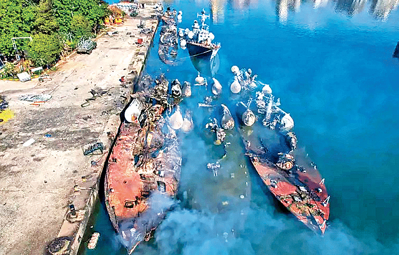 ইসরায়েলের বিমান হামলায় ডুবে গেছে বন্দরে নোঙর করে রাখা সিরিয়ার অন্তত ১৫টি যুদ্ধজাহাজ। গত মঙ্গলবার দেশটির বন্দরনগরী লাতাকিয়ায়