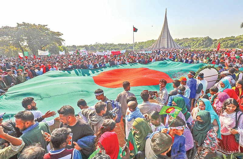 মহান বিজয় দিবসে সাভারে জাতীয় স্মৃতিসৌধে মুক্তিযুদ্ধের বীর শহীদদের প্রতি শ্রদ্ধা জানান সর্বস্তরের মানুষ। গতকাল সকালে