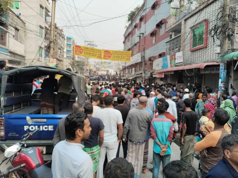 ডাকাত হানা দেওয়ার খবরে ভিড় জমিয়েছেন আশপাশের লোকজন