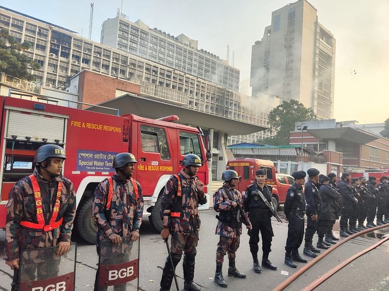 ফায়ার সার্ভিসের পক্ষ থেকে জানানো হয়, আজ বৃহস্পতিবার সকাল ৮টা ৫ মিনিটে আগুন নিয়ন্ত্রণে আসে