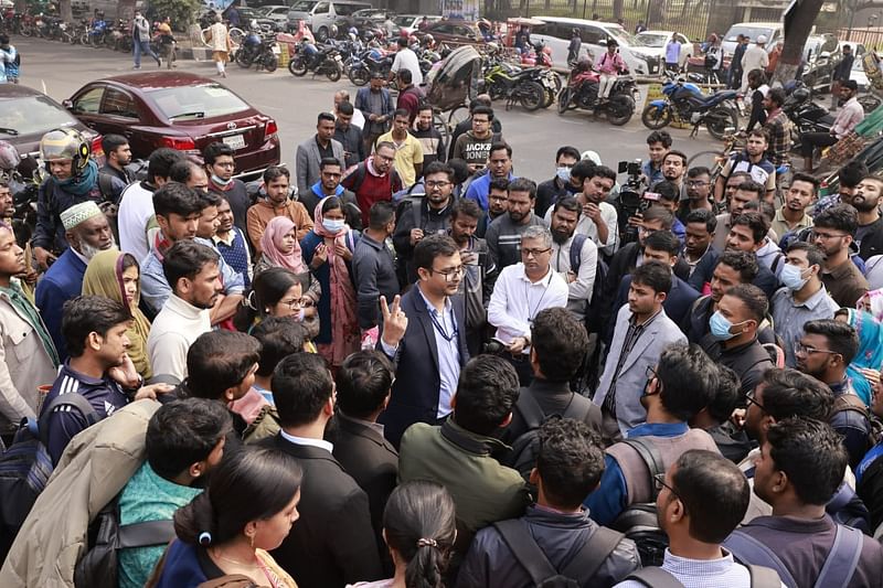 জনপ্রশাসন মন্ত্রণালয়ের প্রজ্ঞাপন থেকে বাদ পড়া ৪৩তম বিসিএসের চাকরিপ্রার্থীরা বুধবার সচিবালয়ের সামনে অবস্থান নেন