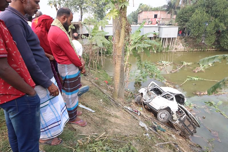 ট্রেনের সঙ্গে সংঘর্ষের পর মাইক্রোবাসটি ৫০ গজ দূরে পুকুরে পড়ে যায়। আজ মঙ্গলবার ফরিদপুর সদর উপজেলার গেরদা এলাকায়