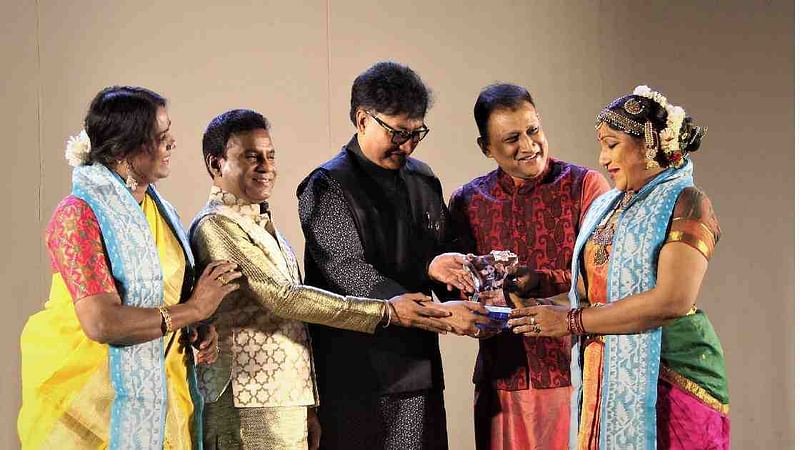 UNDP country director Sudipto Mukherjee hands over a crest of honour to noted Bharatanatyam guru Narthaki Nataraj at a programme organised by Bandhu Social Welfare Society, a Bangladeshi charity and community-based organisation, at the main auditorium of the National Museum, Dhaka on 28 Friday 2020. Photo: UNB