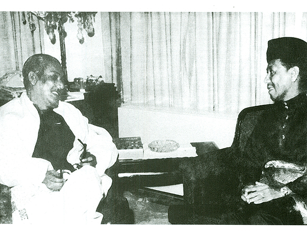 Sheikh Mujibur Rahman in conversation with Malaysian King Abdul Halim on 3 December 1973.