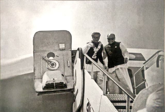 Sheikh Mujibur Rahman returns to Bangladesh after a successful visit abroad. One of his closest compatriots, Syed Nazrul Islam, is unable to contain his excitement and receives him on the stairs of the airplane itself.