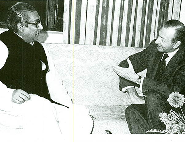 Sheikh Mujibur Rahman in conversation with the UN secretary general Kurt Waldheim on 27 November 1972.