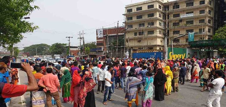 RMG workers stage demonstration in different parts of the country demanding wage. Photo: UNB 