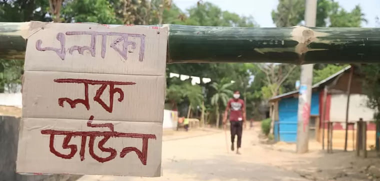 Tea workers lockdown Lakkatura tea village to contain the spread of coronavirus outbreak. Sylhet on 8 April 2020