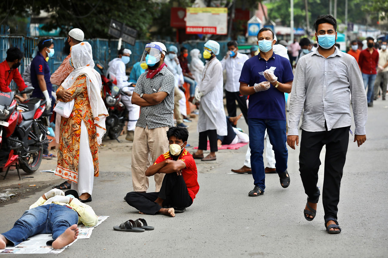 People wait in queue outside of a coronavirus testing centre amid concern over coronavirus (COVID-19) outbreak in Dhaka, Bangladesh, 17 May, 2020. 