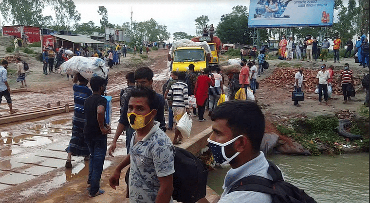 Home-goers crowd at Paturia-Daulatdia ferry ghat on 22 May, 2020.