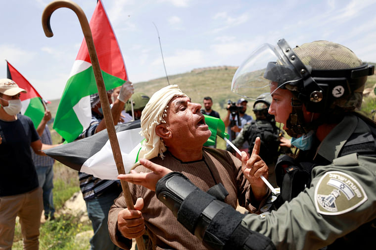 A Palestinian man argues with an Israeli border policewoman during a protest marking the 72nd anniversary of Nakba and against Israeli plan to annex parts of the occupied West Bank, in the village of Sawiya near Nablus in the Israeli-occupied West Bank 15 May, 2020.