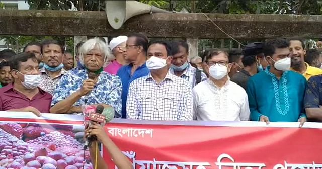 Gonoshasthya Kendra founder Zafrullah Chowdhury 
 speaks at a human-chain programme on Thursday
