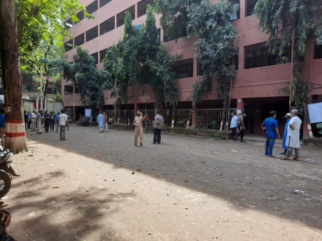 No voters in front of the Ideal School and College centre. Jatrabari, 17 October
