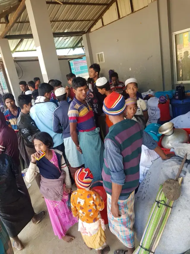 Rohingyas waiting to board buses