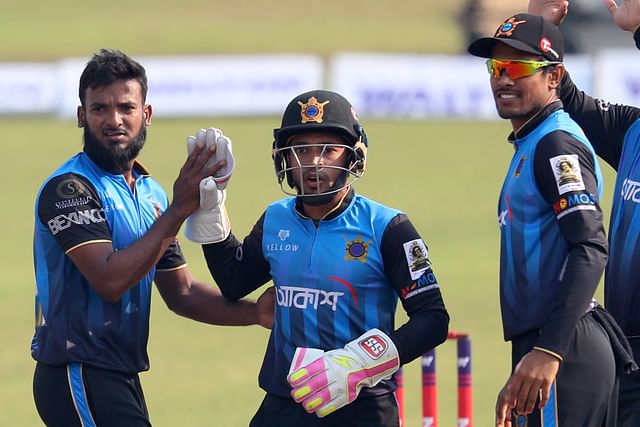 Mushfiqur Rahim (M) celebrate a wicket with teammates in the match against Fortune Barishal at Sher-e-Bangla National Cricket Stadium, Mirpur, Dhaka on 2 December 2020