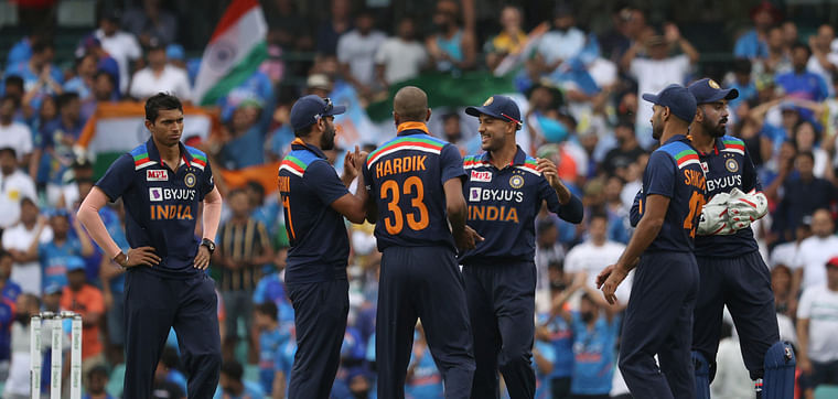 India's Hardik Pandya celebrates the wicket of Australia's Steven Smith with teammates in the second One Day International at Sydney Cricket Ground, Sydney, Australia on 29 November 2020 