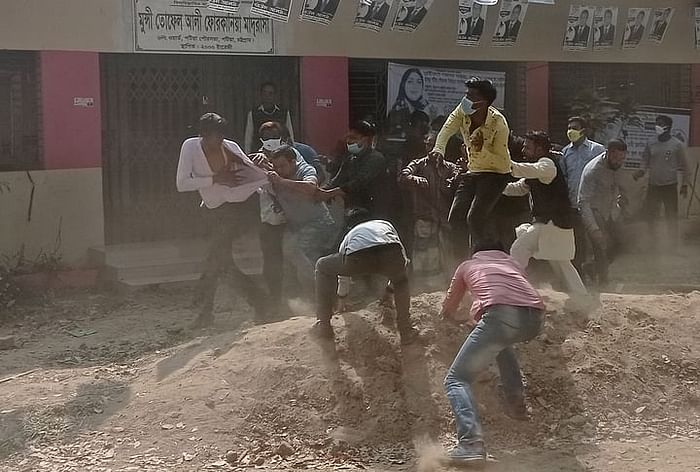 Clashes between two groups in Chattogram's Patia during the municipality election
