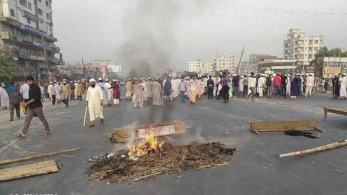 Leaders and activists of hardline Islamist party Hefazat-e-Islam block Dhaka-Chattogram highway in Siddhirganj, Narayanganj during a day-long hartal across the country on 28 March 2021