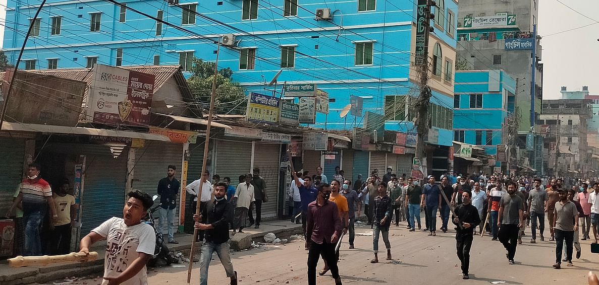 At least 50 persons were injured in clashes between Awami League men and Hefazat-e-Islam supporters in Kishoreganj 