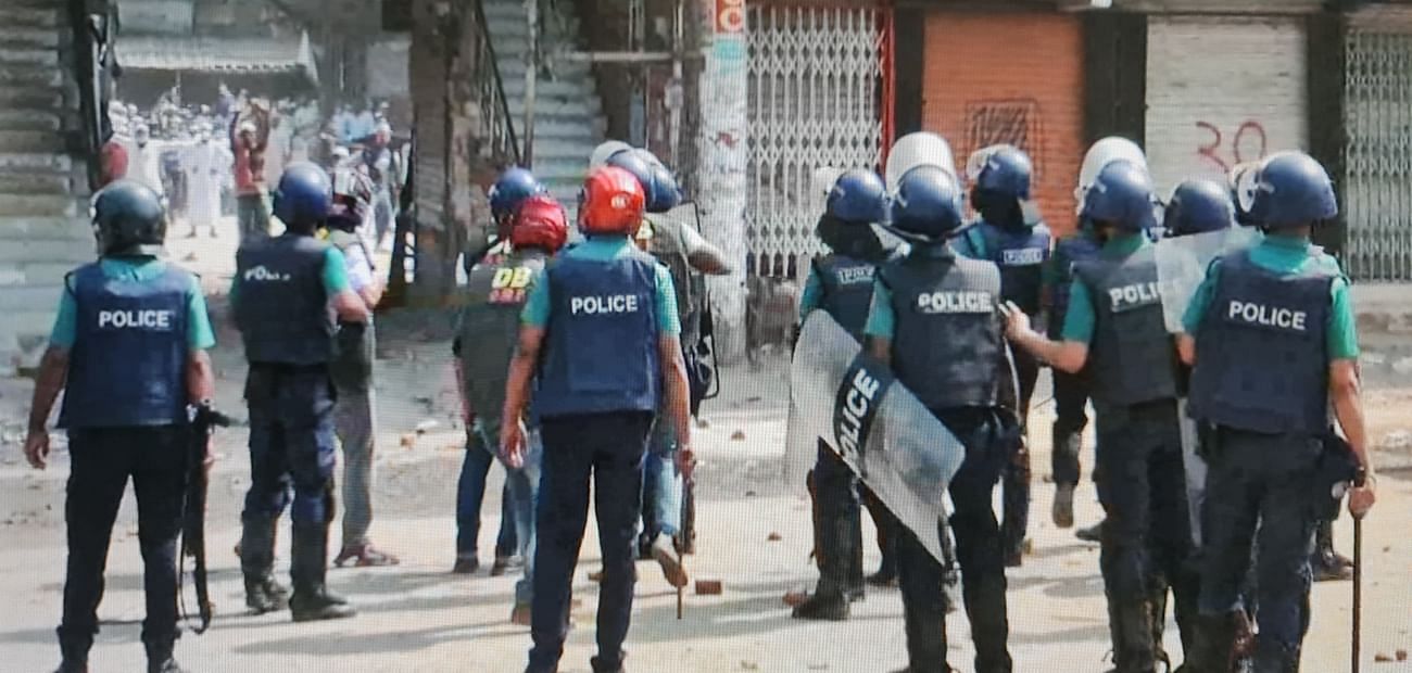 At least 20 injured as Hefazat, police clash in Chandona intersection area, Gazipur on 2 April 2021