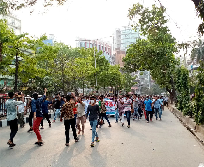 On 4 April afternoon, shopkeepers at Bashundhara City Shopping Complex demonstrating against  the lockdown. 