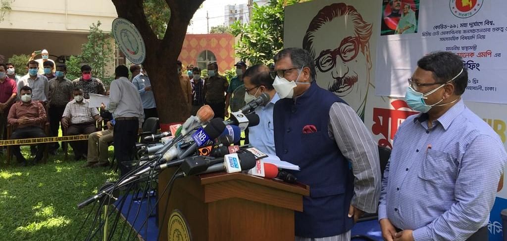 Health minister Zahid Maleque talks to media during a press briefing on the premises of Bangladesh College of Physicians and Surgeons, Dhaka on 27 April 2021