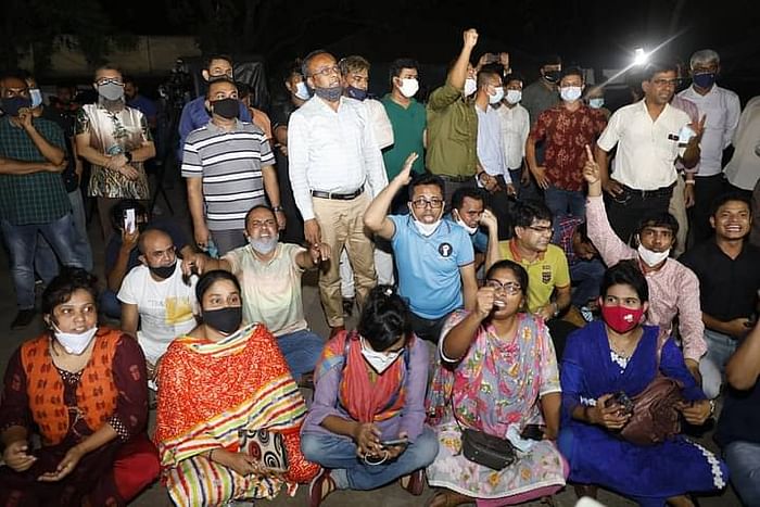 Media persons demonstrate in front of Shahbagh police station