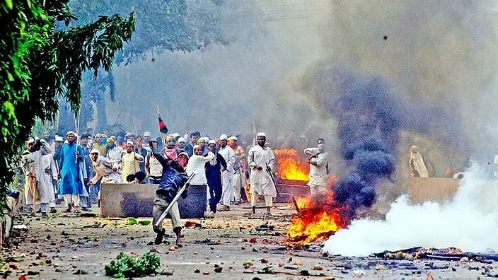 Hefazat-e-Islam leaders and activists carried out violence and arson at Shapla Chattar, Motijheel, Dhaka on 5 May 2013