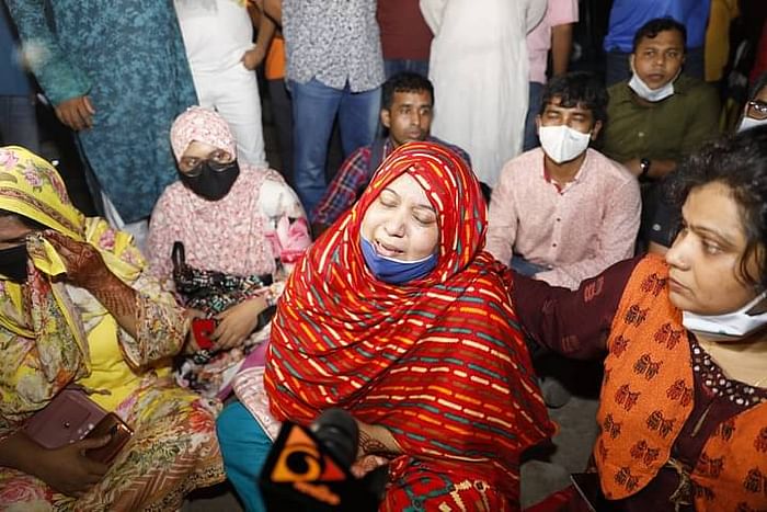 Rozina Islam’s sister breaks down in front of Shahbagh police station 