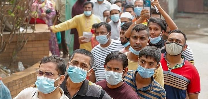 People is queue for testing COvid-19 infection at a Dhaka hospital