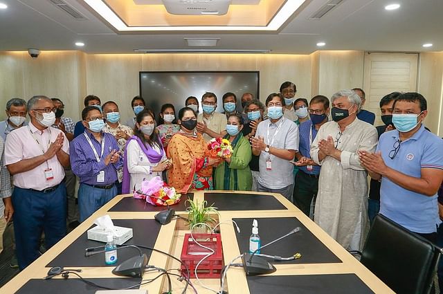 Colleagues greeting Rozina Islam with flowers at Prothom Alo conference room on 7 July, 2021