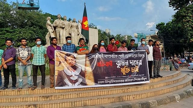 A human chain at Dhaka University campus demanding Jhumon Das' release 