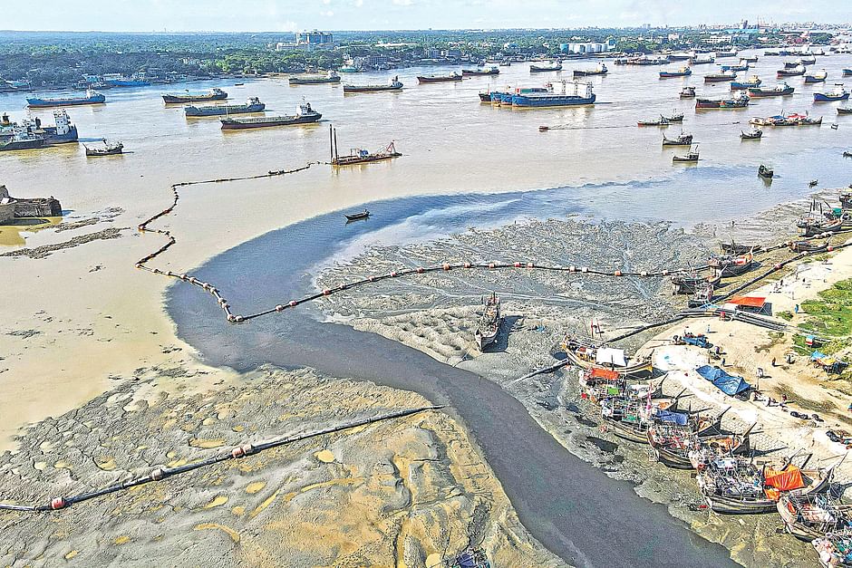 Liquid waste is being dumped into Karnaphuli river in Fisheryghat area of Chattogram on 25 September 2021. 