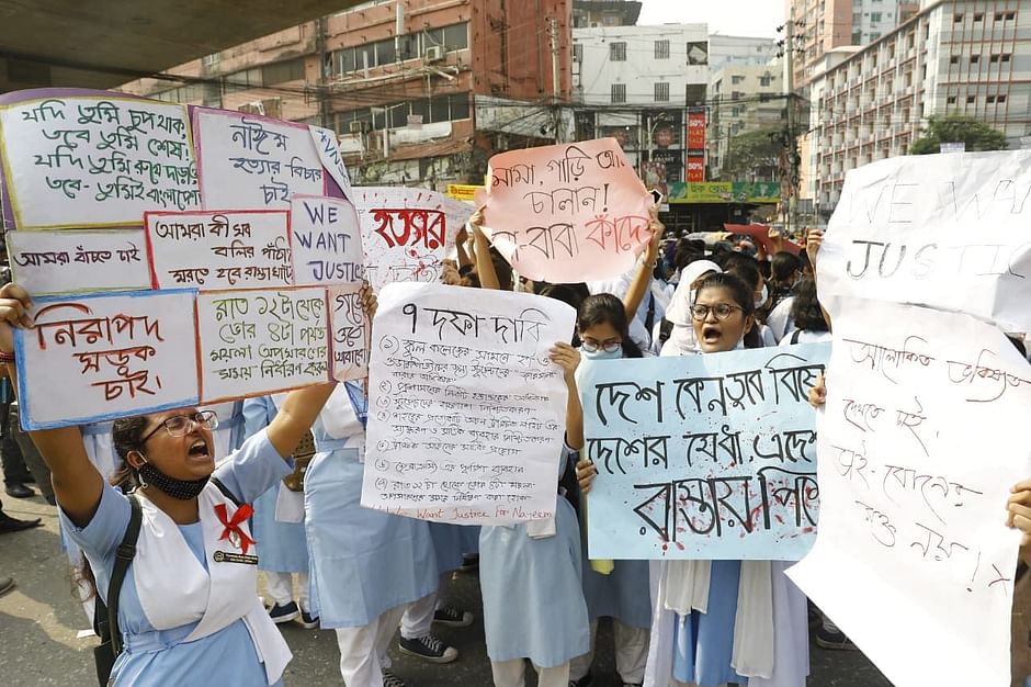 Students demonstrate in Shatinagar and Kakrail in Dhaka on Thursday safe road and justice to Notre Dame College student Naim Hasan, who was run over by a garbage truck of Dhaka South City Corporation on Wednesday. 