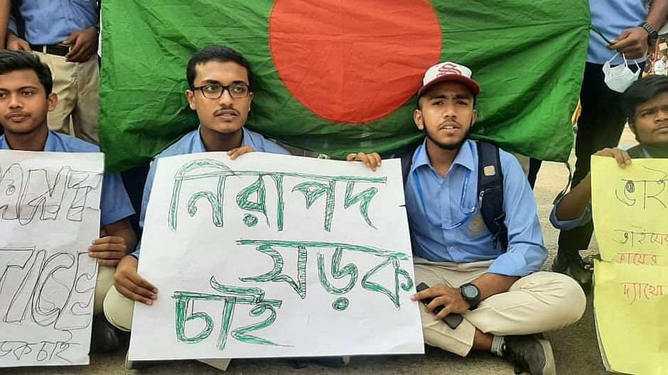 Students block the Farmgate intersection in Dhaka on Thursday protesting the death of a student of Notre Dame College, Naim Hasan, who was run over by a garbage truck of Dhaka South City Corporation on Wednesday. 