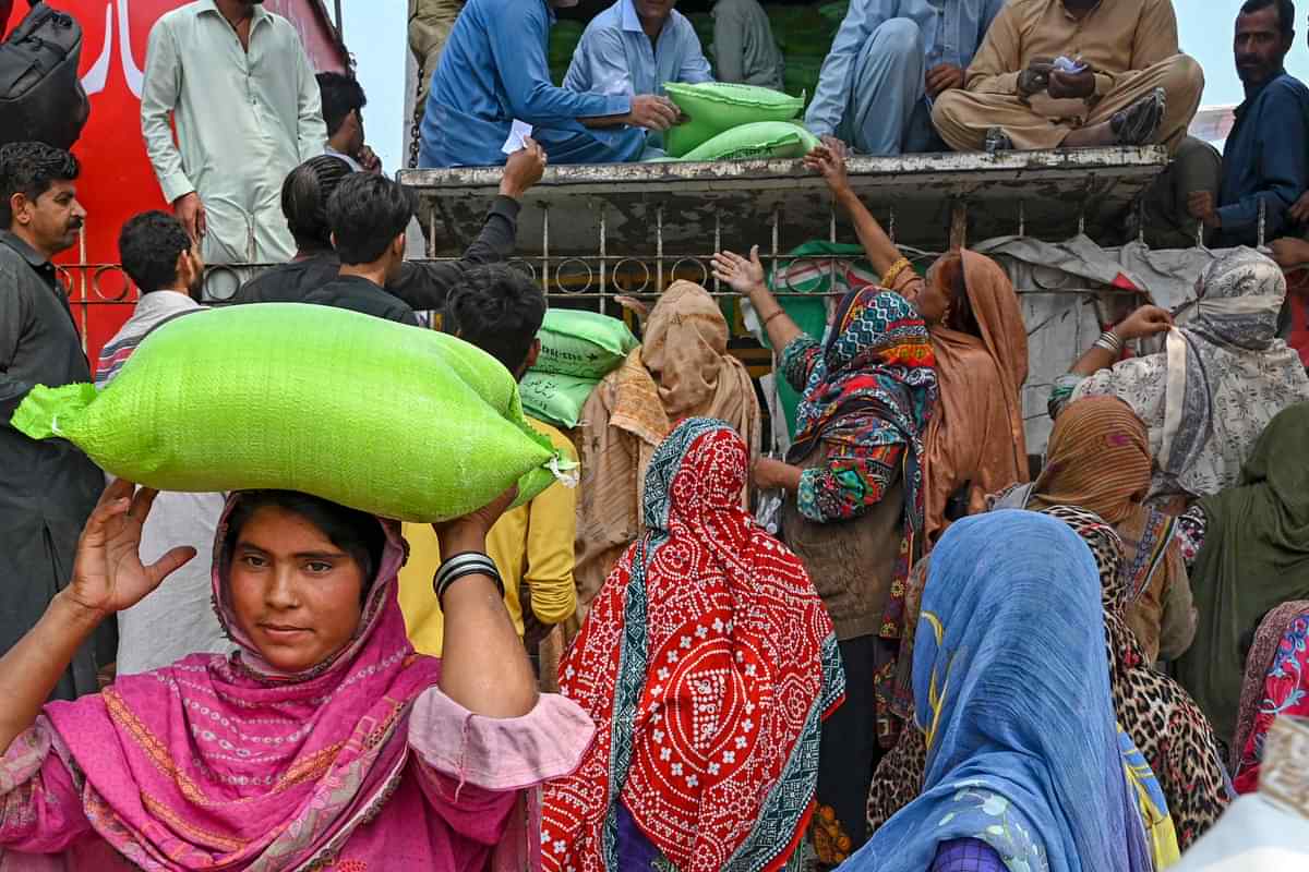 पाकिस्तान में आटा के लिए कहीं सड़क जाम, तो कहीं मारपीट, पांच लोग घायल- Road jam for flour in Pakistan, fighting somewhere, five people injured