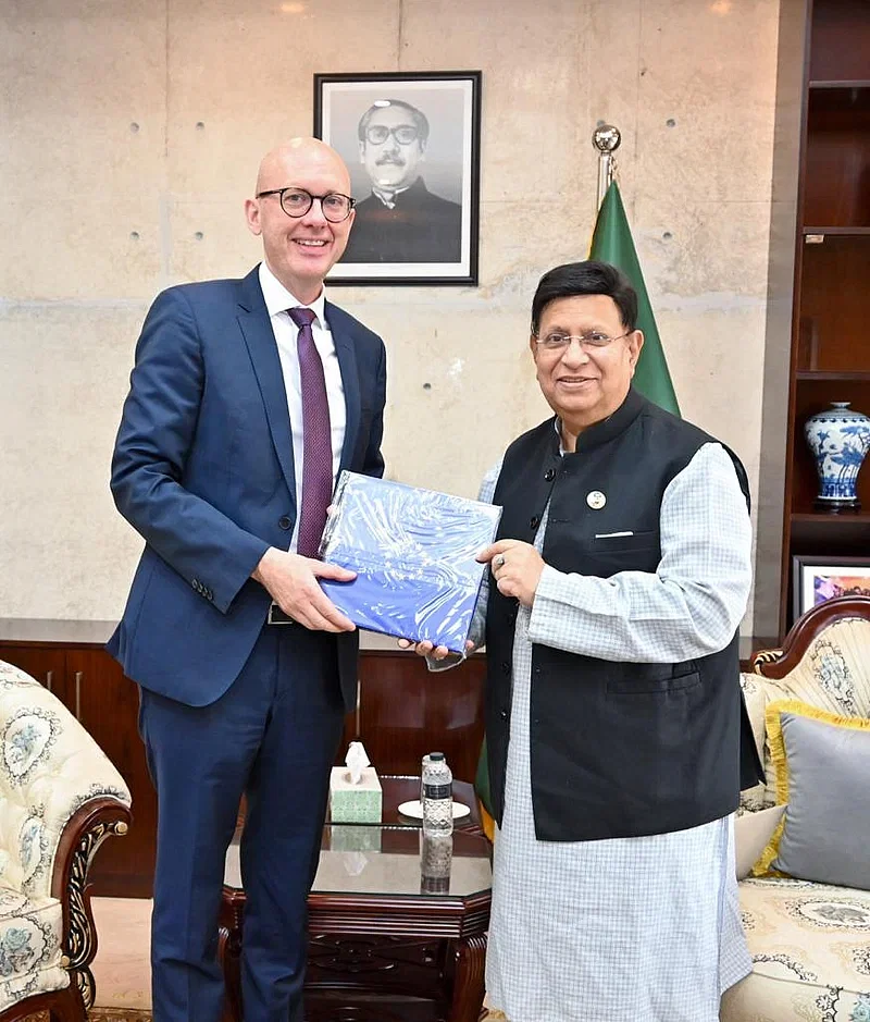 Bangladesh Foreign Minister AK Abdul  (R) and EU ambassador to Bangladesh Charles Whiteley