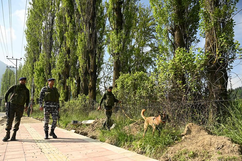 Indian paramilitary troopers along with a sniffer dog, patrol along the shores of Dal Lake ahead of the G20 meeting in Srinagar on 19 May, 2023