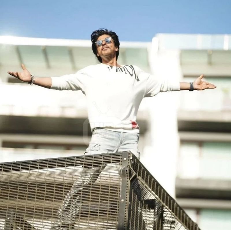 Shah Rukh Khan Creates Heavy Traffic Outside Mannat After He Greets Fans  With His Signature Open-Arm Pose; Says, 'Hope Laal Gaadi Waalon Ne Apni  Kursi Ki Peti Baandh Li Thi'