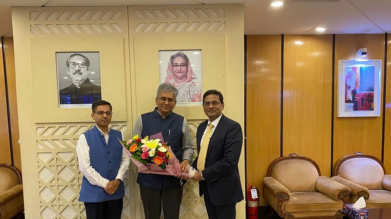 Foreign ministry’s director general (South Asia) ATM Rokebul Haque and Indian High Commissioner in Dhaka Pranay Verma receives the Indian external affairs secretary (east) Saurabh Kumar in Dhaka on 6 July 2023.