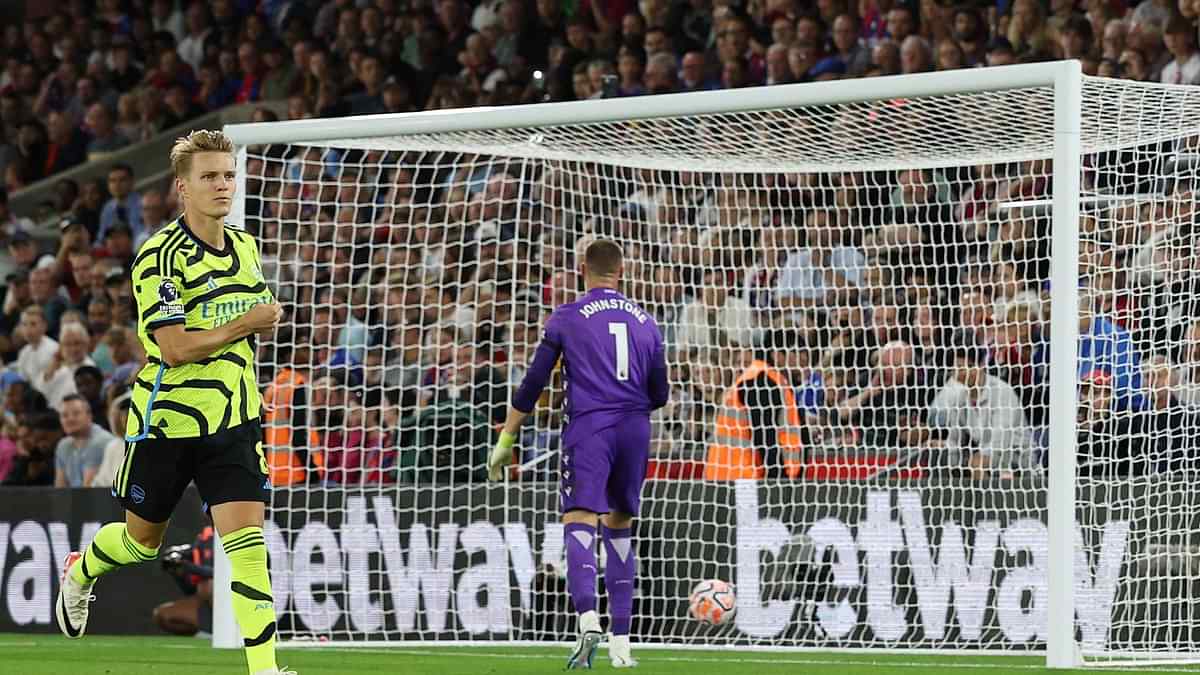 EPL: 10-man Arsenal beat Palace to extend perfect start