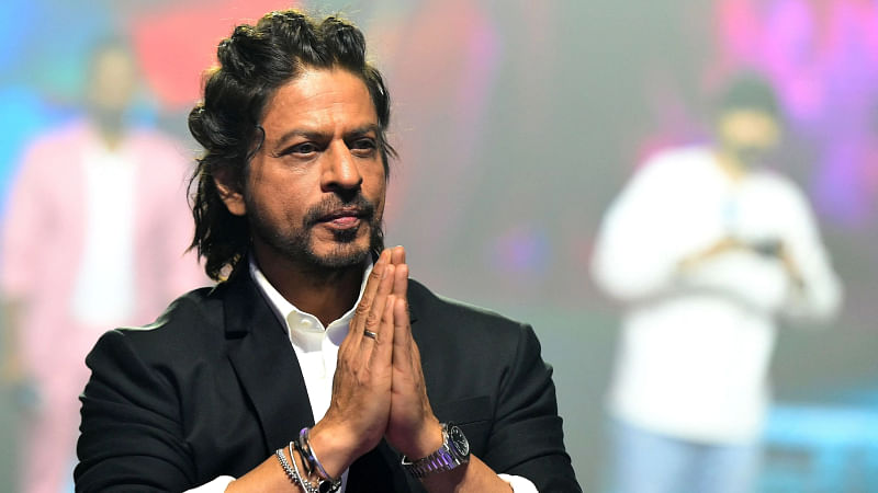 Origins of SRK's signature arms-open pose? : r/ShahRukhKhan